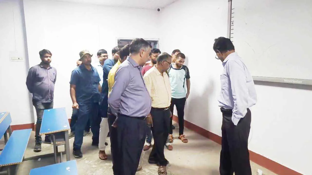 नालंदा: पाटलिपुत्र विश्वविद्यालय के कुलपति डॉक्टर इंद्रजीत सिंह ने एसपीएम कॉलेज में गायब शिक्षकों को देख मांगा स्पष्टीकरण 3