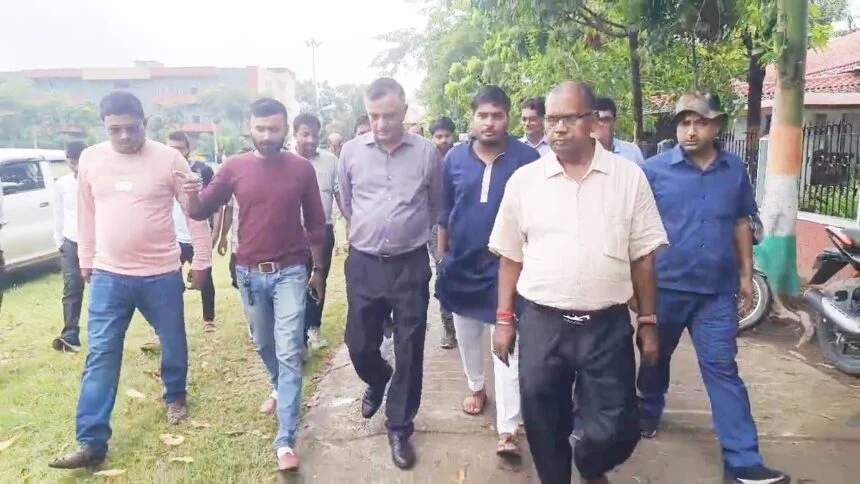 नालंदा: पाटलिपुत्र विश्वविद्यालय के कुलपति डॉक्टर इंद्रजीत सिंह ने एसपीएम कॉलेज में गायब शिक्षकों को देख मांगा स्पष्टीकरण 1