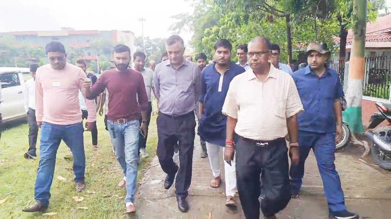 नालंदा: पाटलिपुत्र विश्वविद्यालय के कुलपति डॉक्टर इंद्रजीत सिंह ने एसपीएम कॉलेज में गायब शिक्षकों को देख मांगा स्पष्टीकरण 3