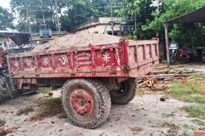 अवैध उजला बालू से लदी ट्रेक्टर को खनन विभाग ने किया जप्त, अवैध खनन माफियाओं में हड़कंप 20