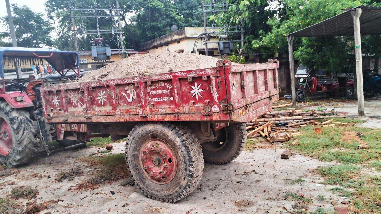 अवैध उजला बालू से लदी ट्रेक्टर को खनन विभाग ने किया जप्त, अवैध खनन माफियाओं में हड़कंप 7