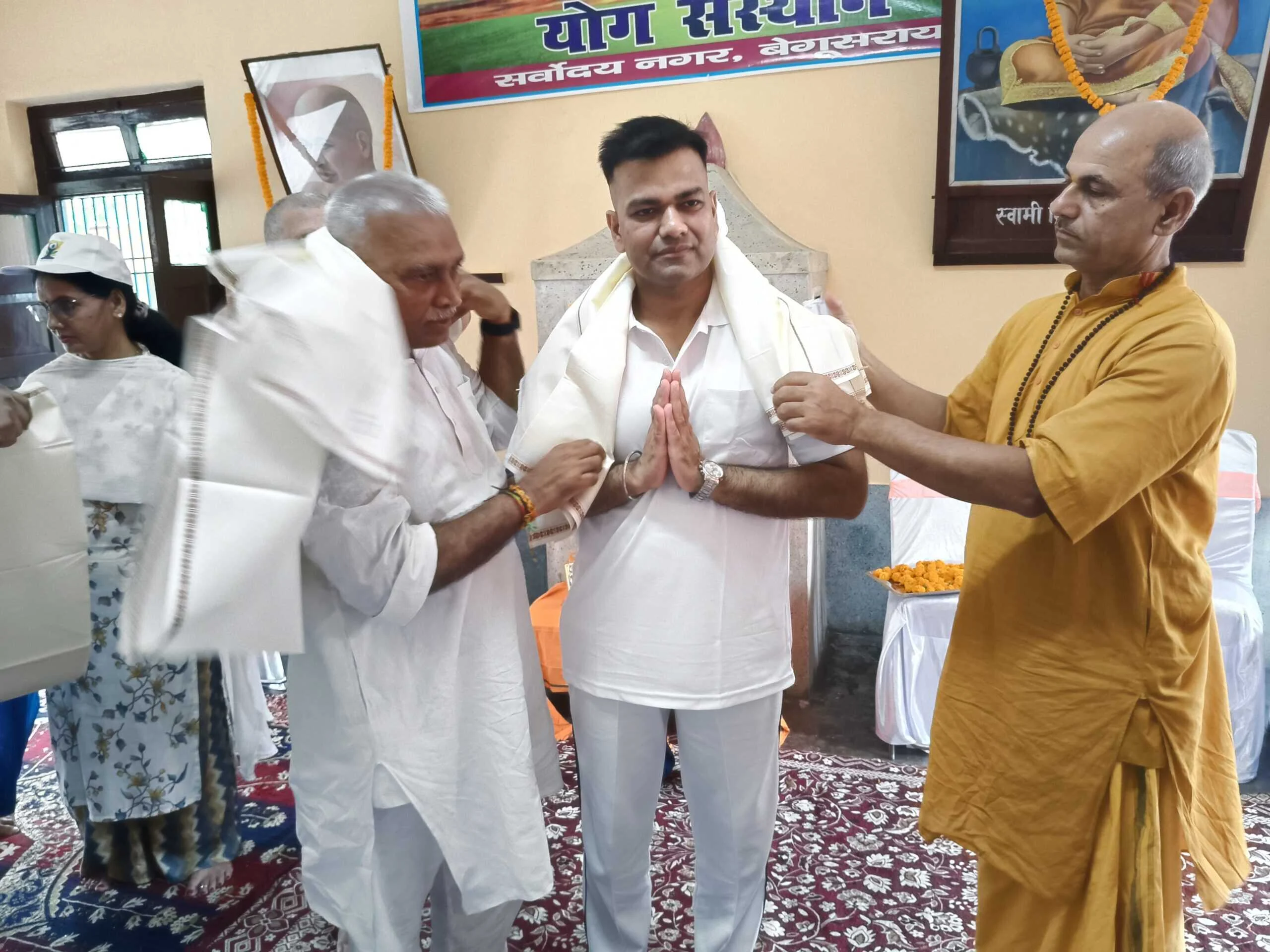 अन्तर्राष्ट्रीय योग दिवस पर जिलाधिकारी तुषार सिंगला,महापौर,उप महापौर ने योग संस्थान में किया योगाभ्यास 2