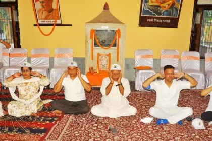अन्तर्राष्ट्रीय योग दिवस पर जिलाधिकारी तुषार सिंगला,महापौर,उप महापौर ने योग संस्थान में किया योगाभ्यास 12