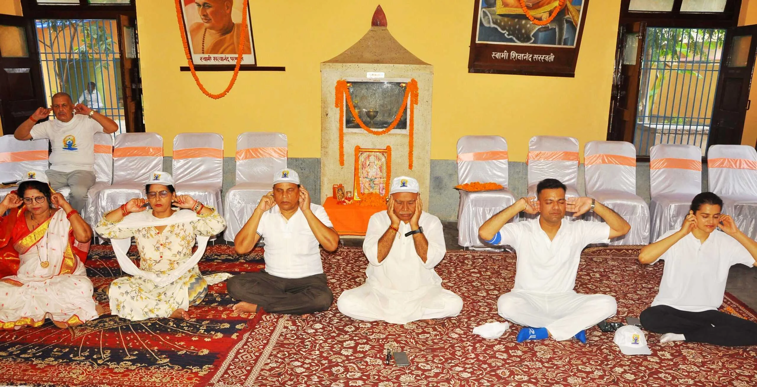 अन्तर्राष्ट्रीय योग दिवस पर जिलाधिकारी तुषार सिंगला,महापौर,उप महापौर ने योग संस्थान में किया योगाभ्यास 6