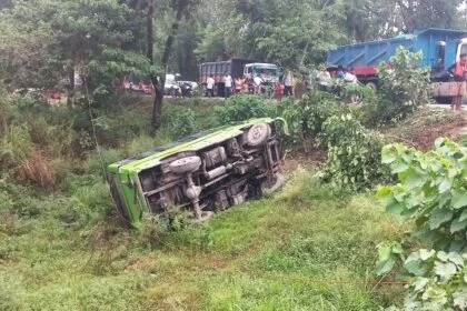 बछवाड़ा एनएच 28 पर अनियंत्रित सिटी राईट बस पलटी, बस में सवार सोलह यात्री घायल 15