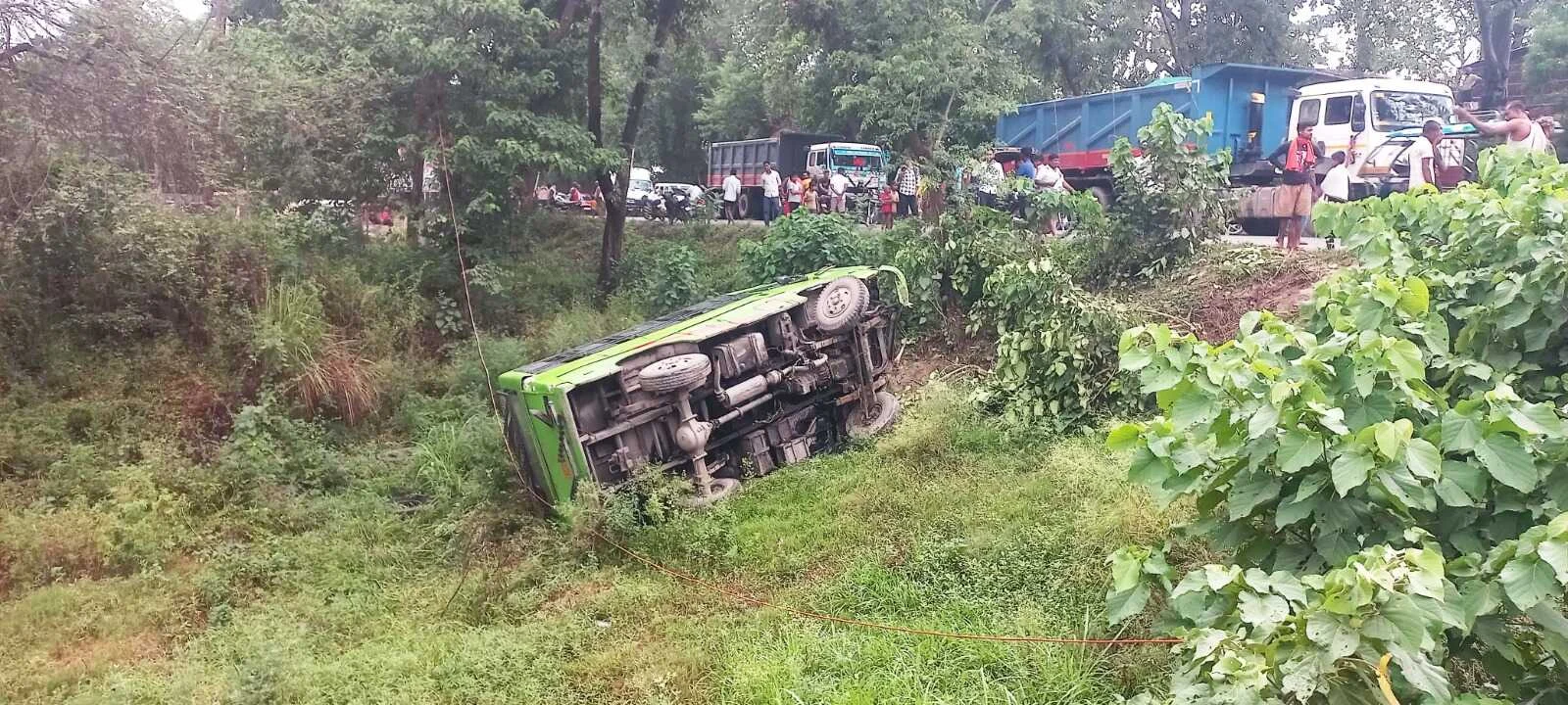 बछवाड़ा एनएच 28 पर अनियंत्रित सिटी राईट बस पलटी,बस में सवार, बस में सवार सोलह यात्री घायल 5