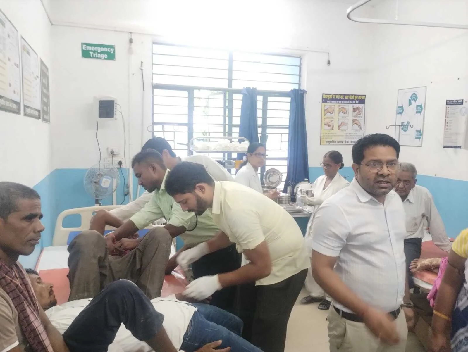 बछवाड़ा एनएच 28 पर अनियंत्रित सिटी राईट बस पलटी, बस में सवार सोलह यात्री घायल 2