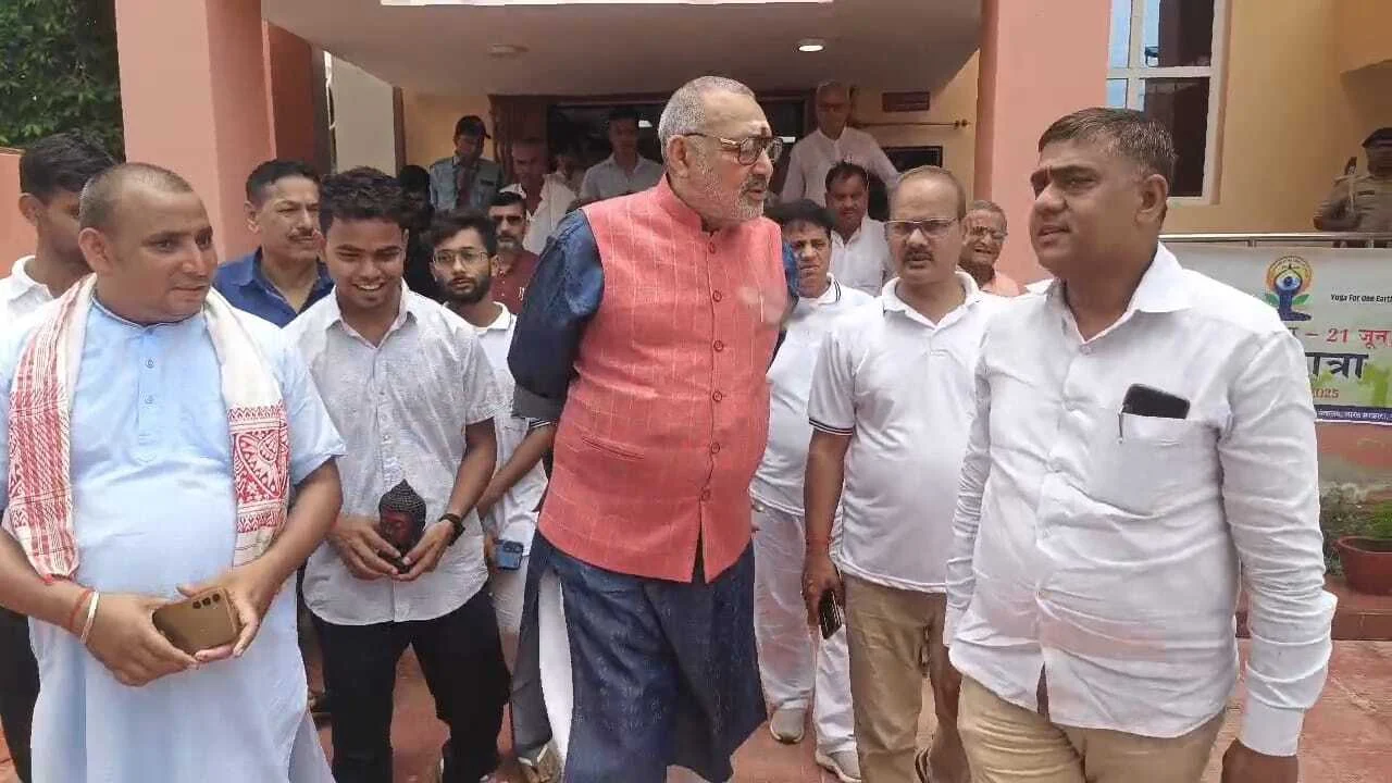 नालंदा: तेजस्वी के बयान पर भड़के गिरिराज,कहा- पीएम मोदी का नाम दुनियां गर्व से लेती है।'खुद को भविष्य का CM समझने वाला,पीएम को दे रहा गाली'–गिरिराज सिंह 3