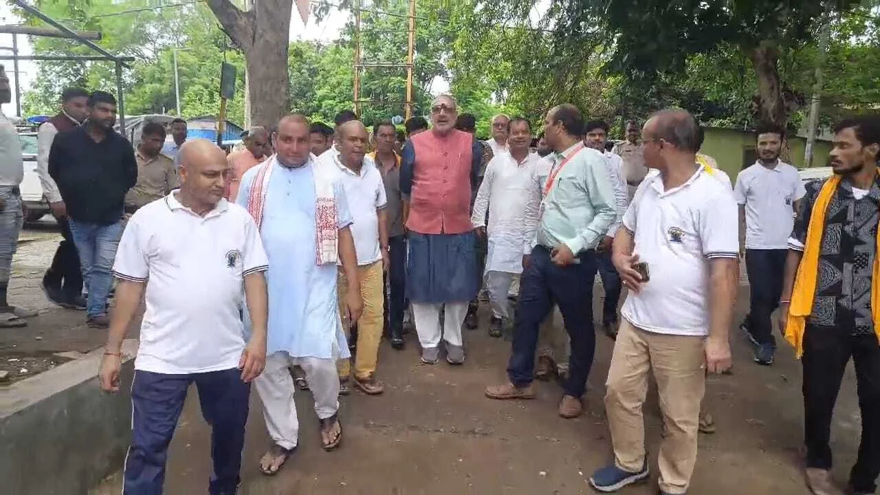 नालंदा: तेजस्वी के बयान पर भड़के गिरिराज,कहा- पीएम मोदी का नाम दुनियां गर्व से लेती है।'खुद को भविष्य का CM समझने वाला,पीएम को दे रहा गाली'–गिरिराज सिंह 2