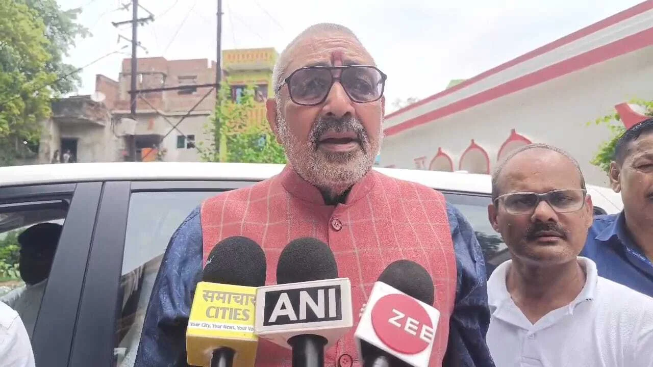 नालंदा: तेजस्वी के बयान पर भड़के गिरिराज,कहा- पीएम मोदी का नाम दुनियां गर्व से लेती है।'खुद को भविष्य का CM समझने वाला,पीएम को दे रहा गाली'–गिरिराज सिंह 7