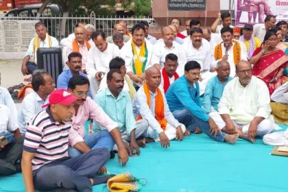 समस्तीपुर: राजद सुप्रीमो लालू प्रसाद यादव द्वारा संविधान निर्माता बाबा साहेब डॉ भीमराव अंबेडकर जी को अपमानित करने पर भाजपाइयों ने किया आक्रोशपूर्ण धरना 6