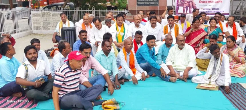 समस्तीपुर: राजद सुप्रीमो लालू प्रसाद यादव द्वारा संविधान निर्माता बाबा साहेब डॉ भीमराव अंबेडकर जी को अपमानित करने पर भाजपाइयों ने किया आक्रोशपूर्ण धरना 1