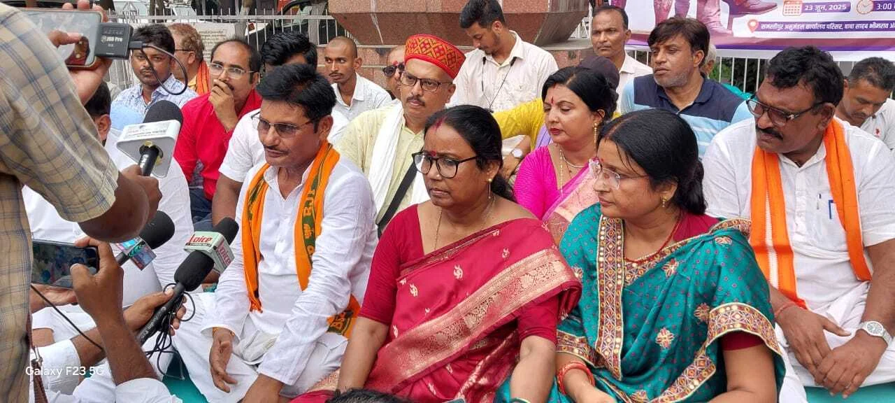 समस्तीपुर: राजद सुप्रीमो लालू प्रसाद यादव द्वारा संविधान निर्माता बाबा साहेब डॉ भीमराव अंबेडकर जी को अपमानित करने पर भाजपाइयों ने किया आक्रोशपूर्ण धरना 2