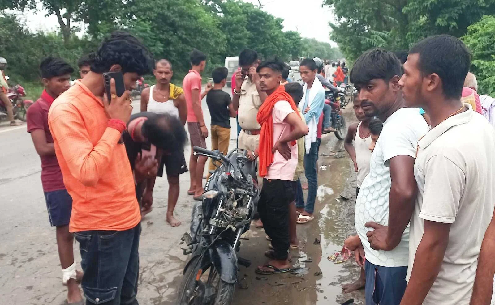 बछवाड़ा एनएच 28 पर दो बाइक की आमने सामने टक्कर में दोनों बाइक चालक गंभीर रूप से घायल 2