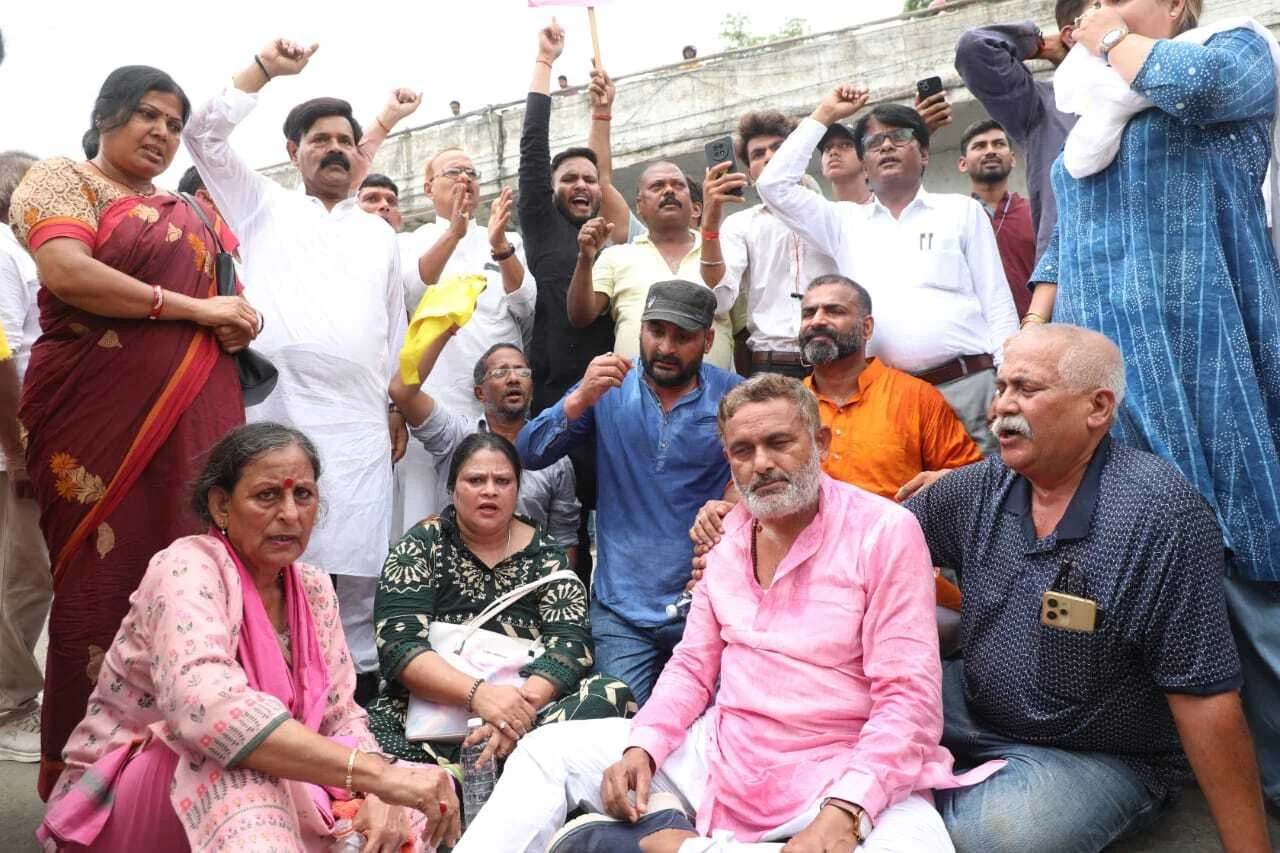 मुजफ्फरपुर रेप मामले में जन सुराज पार्टी ने स्वास्थ्य मंत्री मंगल पांडेय के सरकारी आवास का घेराव कर उनके इस्तीफे की मांग की 2