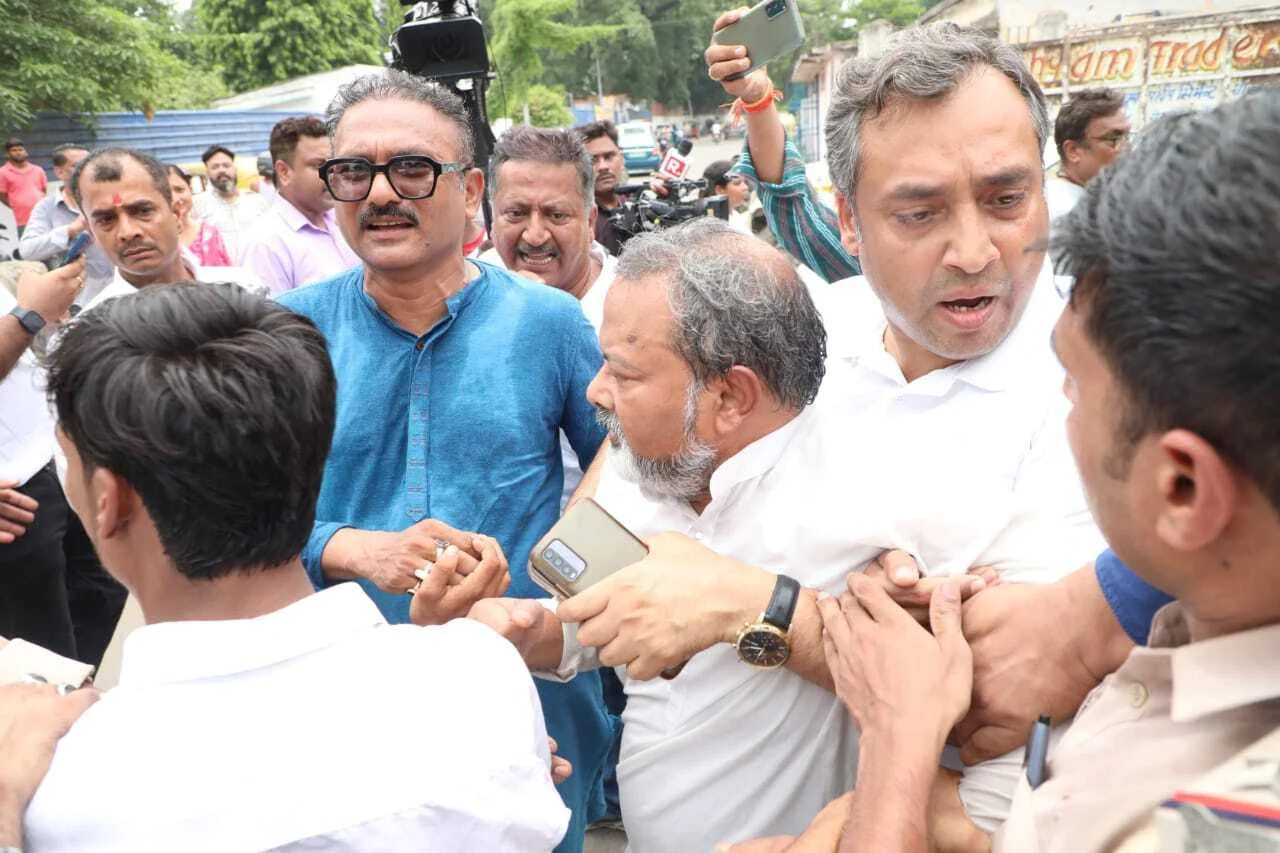 मुजफ्फरपुर रेप मामले में जन सुराज पार्टी ने स्वास्थ्य मंत्री मंगल पांडेय के सरकारी आवास का घेराव कर उनके इस्तीफे की मांग की 8