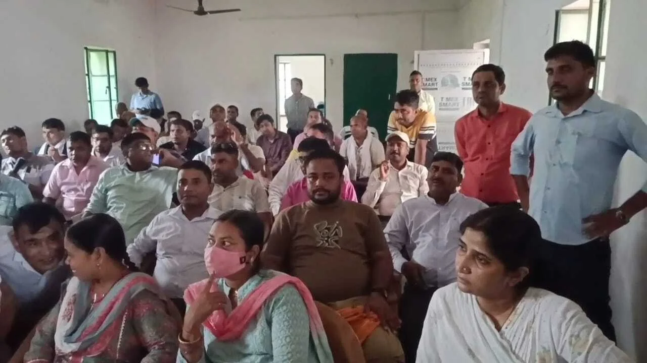 बिहार शरीफ के निजी सभागार में ग्रामीण आवास पर्यवेक, ग्रामीण आवास लेखापाल ग्रामीण आवास सहायक ने की बैठक आयोजित 4