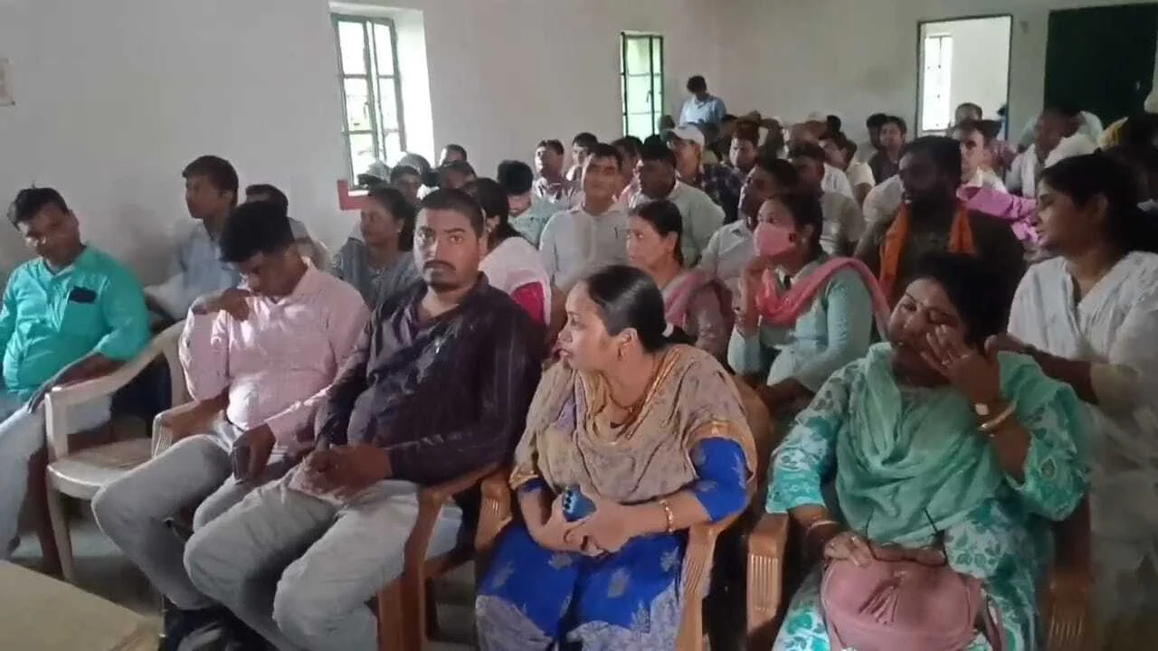 बिहार शरीफ के निजी सभागार में ग्रामीण आवास पर्यवेक, ग्रामीण आवास लेखापाल ग्रामीण आवास सहायक ने की बैठक आयोजित 3