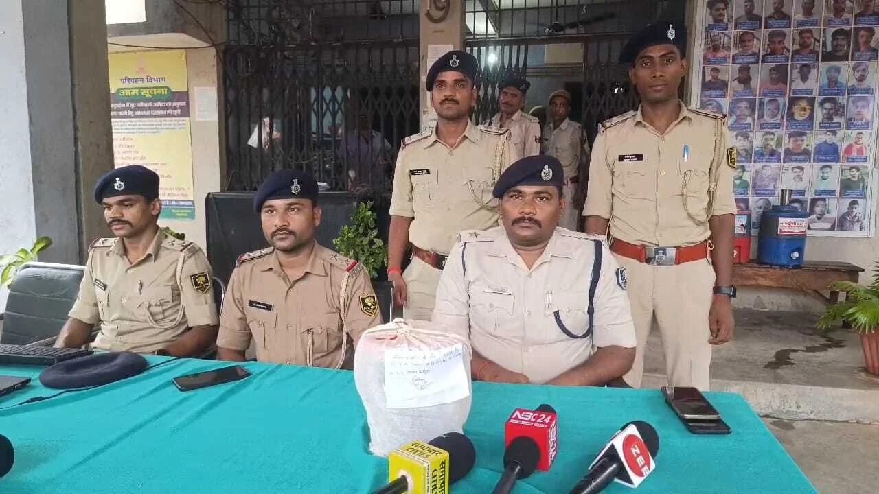 नालंदा पुलिस ने गुप्त सूचना पर आशानगर मोहल्ले से 717 और मोरातालाब से 117 जिंदा कारतूस किया बरामद,कुल चार तस्कर हुआ गिरफ्तार 3