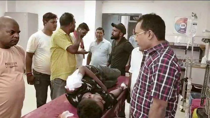 कैमूर: भभुआ में दिन दहाड़े बाइक सवार अपराधियों ने युवक को मारी गोली, युवक घायल, बनारस किया गया रेफर 3