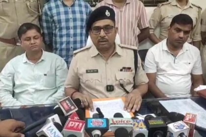 समस्तीपुर पुलिस को मिली बड़ी सफलता: बैंक ऑफ महाराष्ट्र लूटकांड में मां-बेटी समेत पांच बदमाश आभूषण के साथ गिरफ्तार 25