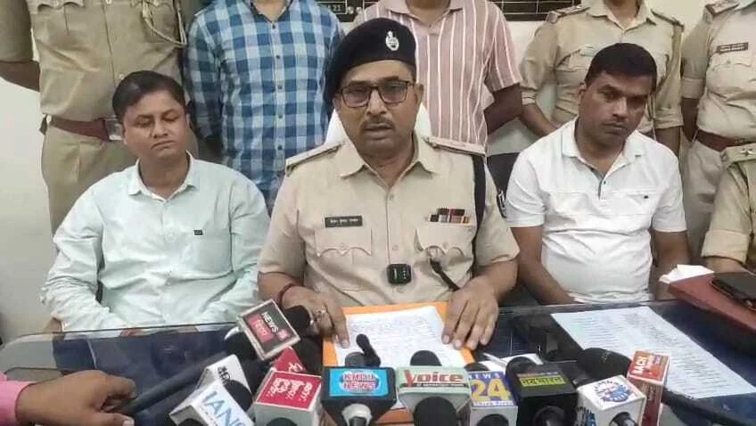 समस्तीपुर पुलिस को मिली बड़ी सफलता: बैंक ऑफ महाराष्ट्र लूटकांड में मां-बेटी समेत पांच बदमाश आभूषण के साथ गिरफ्तार 6