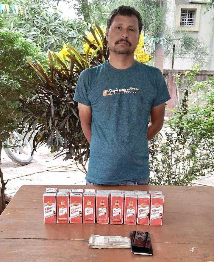 भगवानपुर पुलिस ने विदेशी शराब के साथ एक कारोबारी को किया गिरफ्तार 13