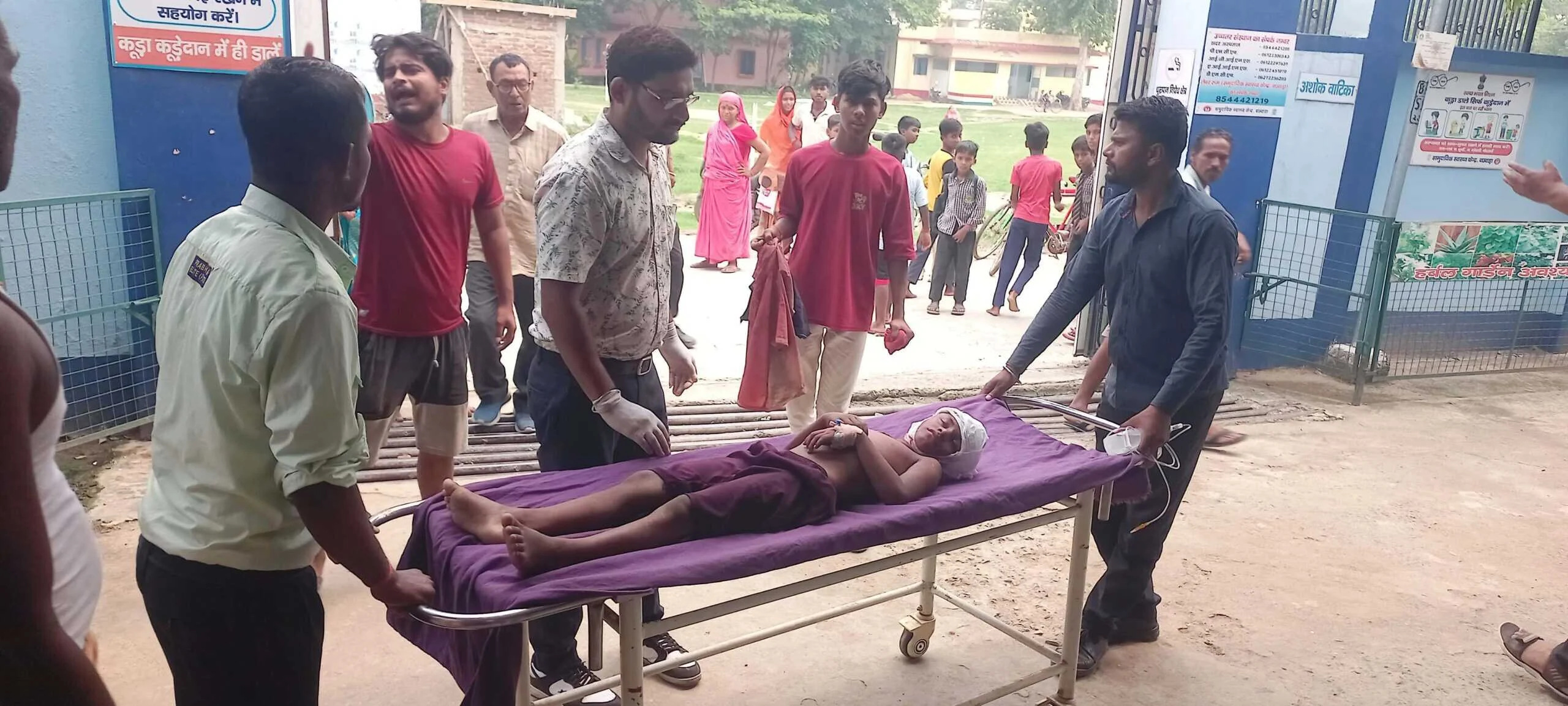 बछवाड़ा प्रखंड के कन्या मध्य विद्यालय झमटिया में स्कूल के छत से गिरकर छठी का छात्र घायल 2