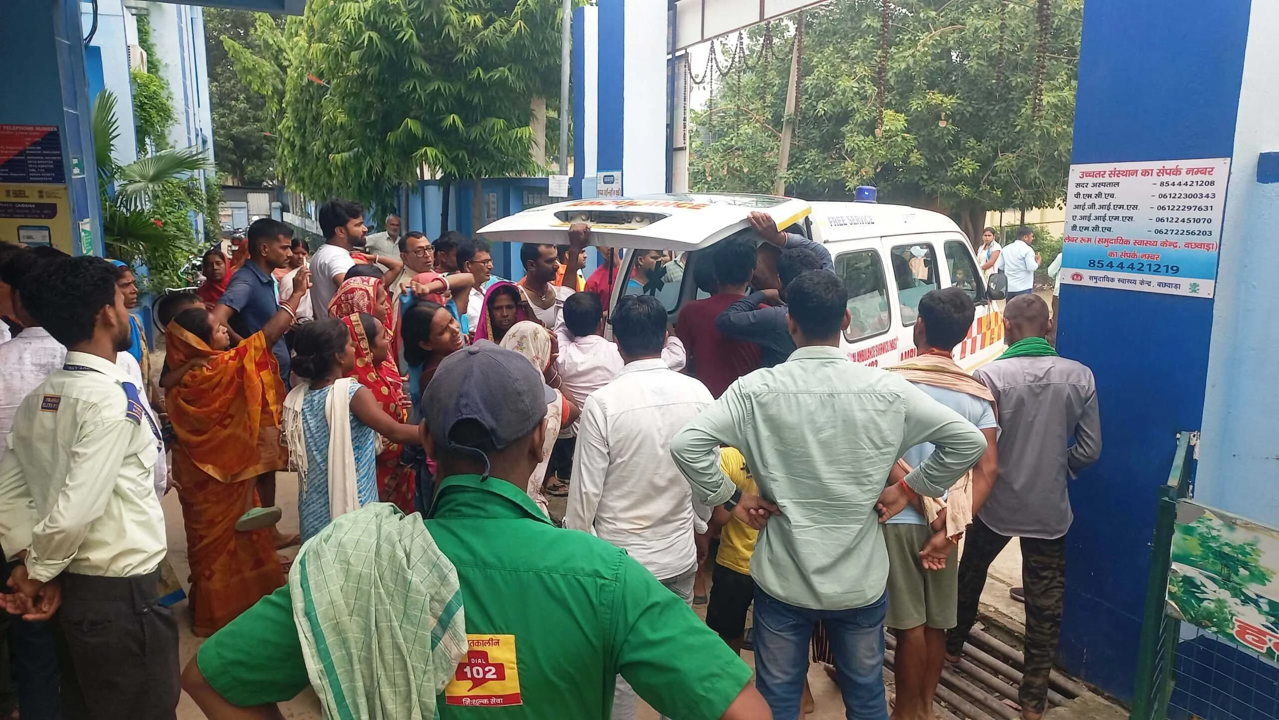 बछवाड़ा प्रखंड के कन्या मध्य विद्यालय झमटिया में स्कूल के छत से गिरकर छठी का छात्र घायल 3