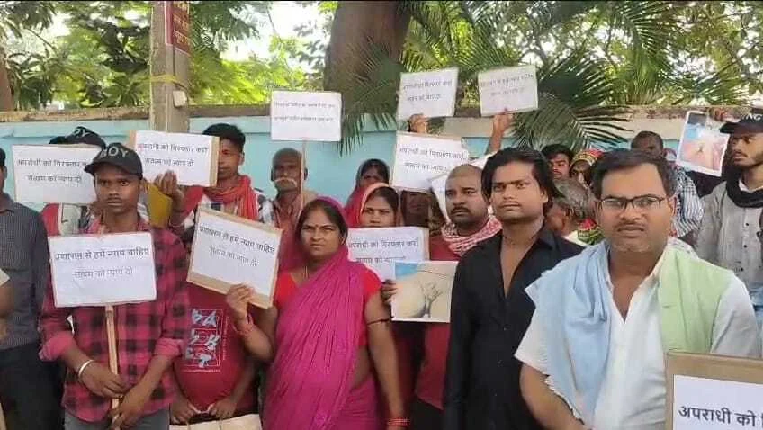 बेगूसराय में आरोपी की गिरफ्तारी नहीं होने से नाराज लोगो ने एसपी ऑफिस पर जमकर हंगामा 12