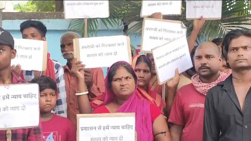 बेगूसराय में आरोपी की गिरफ्तारी नहीं होने से नाराज लोगो ने एसपी ऑफिस पर जमकर हंगामा 2