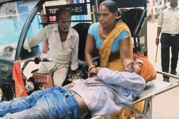 बेगूसराय मे मामुली विवाद में दुकानदार ने दुकानदार की जमकर कर दी पिटाई, ग्राहक द्वारा प्रसाद खरीदने को लेकर हुआ विवाद 3