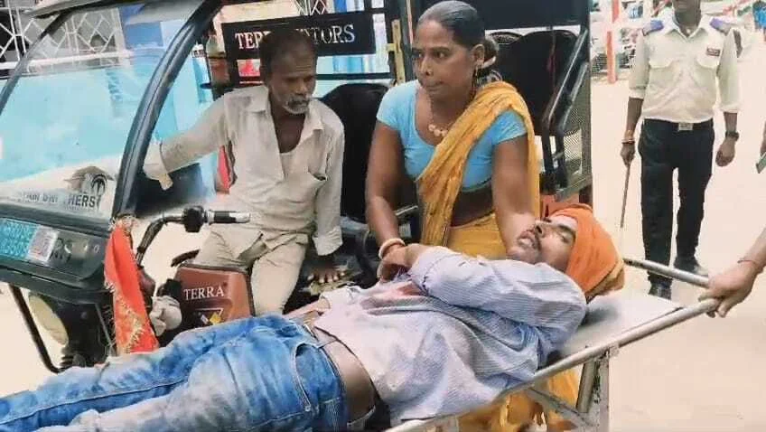 बेगूसराय मे मामुली विवाद में दुकानदार ने दुकानदार की जमकर कर दी पिटाई, ग्राहक द्वारा प्रसाद खरीदने को लेकर हुआ विवाद 6