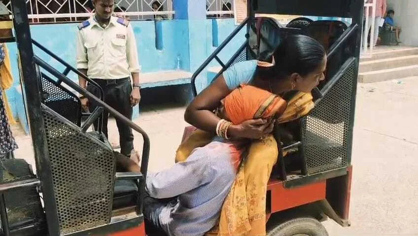 बेगूसराय मे मामुली विवाद में दुकानदार ने दुकानदार की जमकर कर दी पिटाई, ग्राहक द्वारा प्रसाद खरीदने को लेकर हुआ विवाद 2