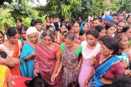 स्कूल पढ़ने जा रहे छात्र को अनियंत्रित स्कार्पियो ने कुचला, छात्र की हुई मौत, आक्रोशितों ने लोगो ने स्कॉर्पियो में लगाई आग 2