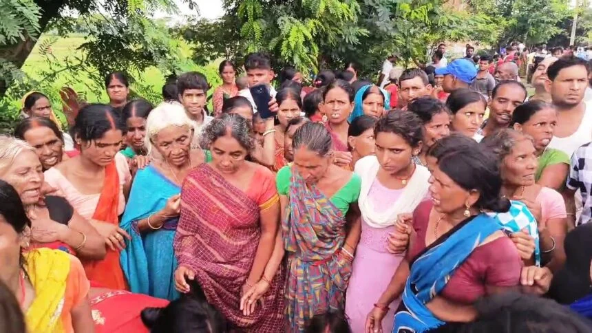 स्कूल पढ़ने जा रहे छात्र को अनियंत्रित स्कार्पियो ने कुचला, छात्र की हुई मौत, आक्रोशितों ने लोगो ने स्कॉर्पियो में लगाई आग 1