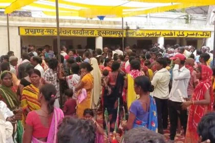 नालंदा: अपनी मांगों को लेकर इस्लामपुर प्रखंड में राजद विधायक राकेश रौशन ने समर्थकों के साथ किया प्रखंड कार्यालय का घेराव 12