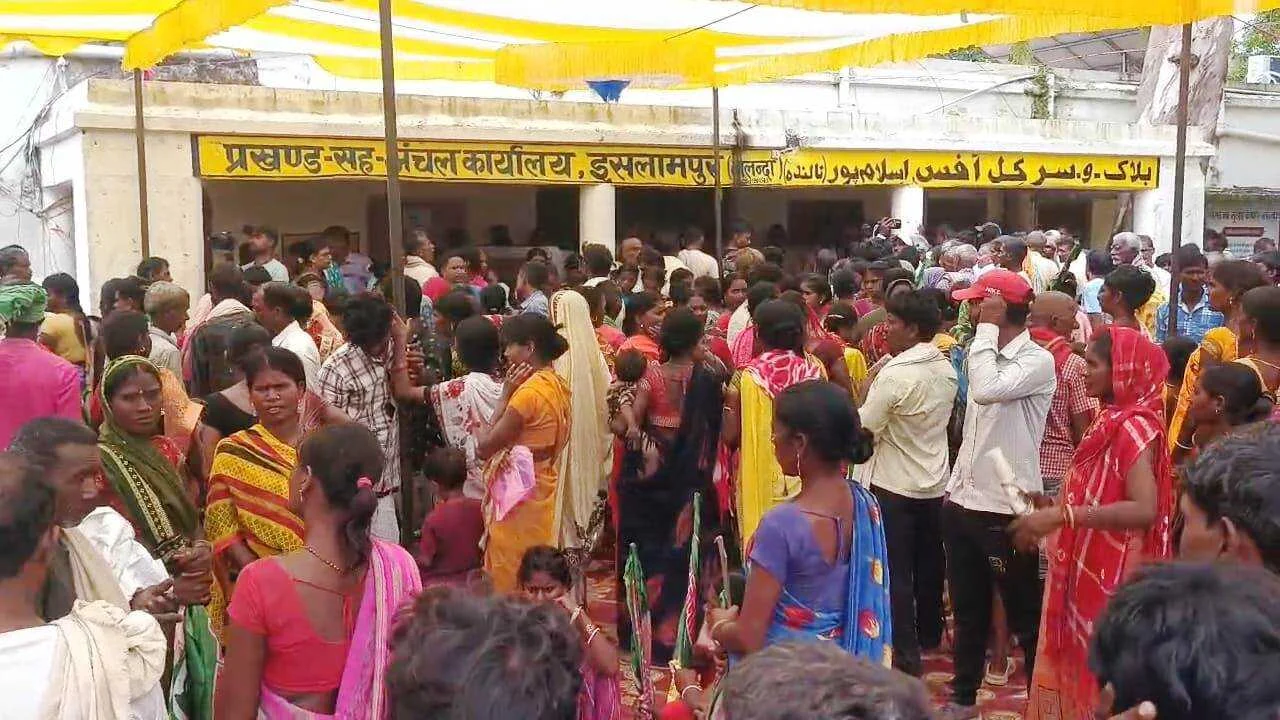 नालंदा: अपनी मांगों को लेकर इस्लामपुर प्रखंड में राजद विधायक राकेश रौशन ने समर्थकों के साथ किया प्रखंड कार्यालय का घेराव 5
