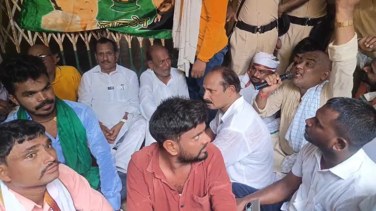 नालंदा: अपनी मांगों को लेकर इस्लामपुर प्रखंड में राजद विधायक राकेश रौशन ने समर्थकों के साथ किया प्रखंड कार्यालय का घेराव 2