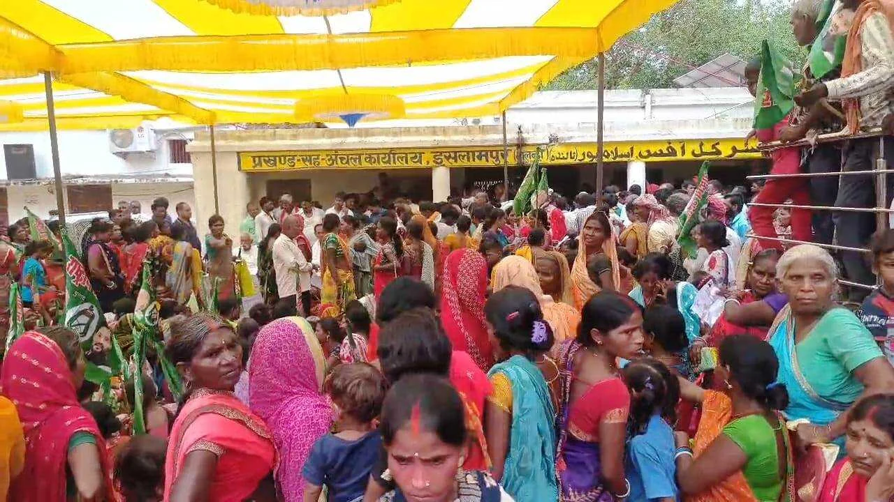 नालंदा: अपनी मांगों को लेकर इस्लामपुर प्रखंड में राजद विधायक राकेश रौशन ने समर्थकों के साथ किया प्रखंड कार्यालय का घेराव 3