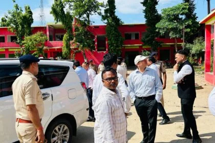 भारत निर्वाचन आयोग के वरीय उप निर्वाचन आयुक्त श्री मनीष गर्ग समेत वरीय पदाधिकारियों की टीम नवसृजित प्राथमिक विद्यालय सिमरिया घाट का किया निरीक्षण 4