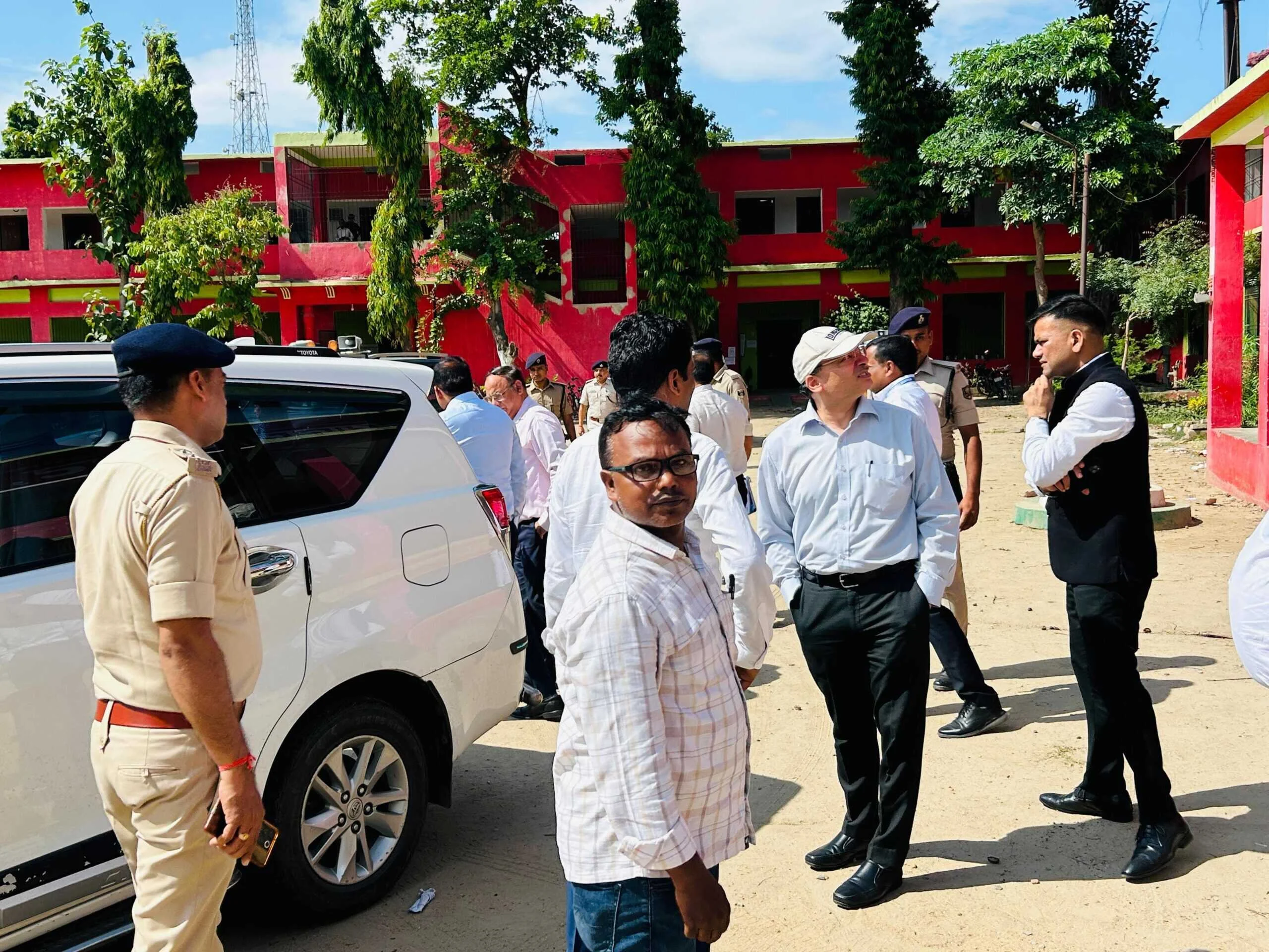 भारत निर्वाचन आयोग के वरीय उप निर्वाचन आयुक्त श्री मनीष गर्ग समेत वरीय पदाधिकारियों की टीम नवसृजित प्राथमिक विद्यालय सिमरिया घाट का किया निरीक्षण 3