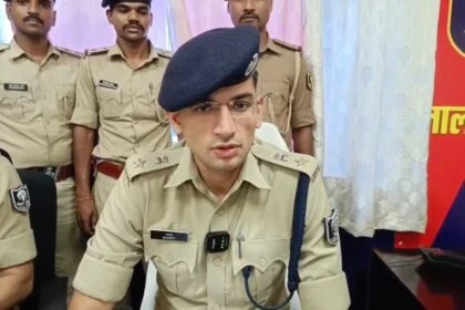 नालंदा: सोहसराय थाना क्षेत्र के आशानगर मोहल्ले में में मिनीगन फैक्ट्री का उद्भेदन, भारी मात्रा में अर्धनिर्मित उपकरण बरामद 8