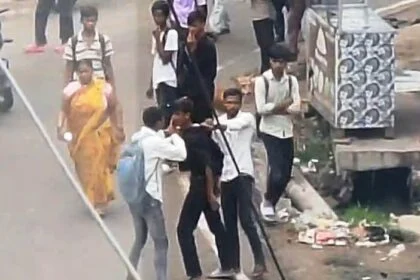 नालंदा: सरेआम बीच सड़क पर हुई छात्र की पिटाई,पिटाई के दौरान राहगीर बने मुकदर्शक 55