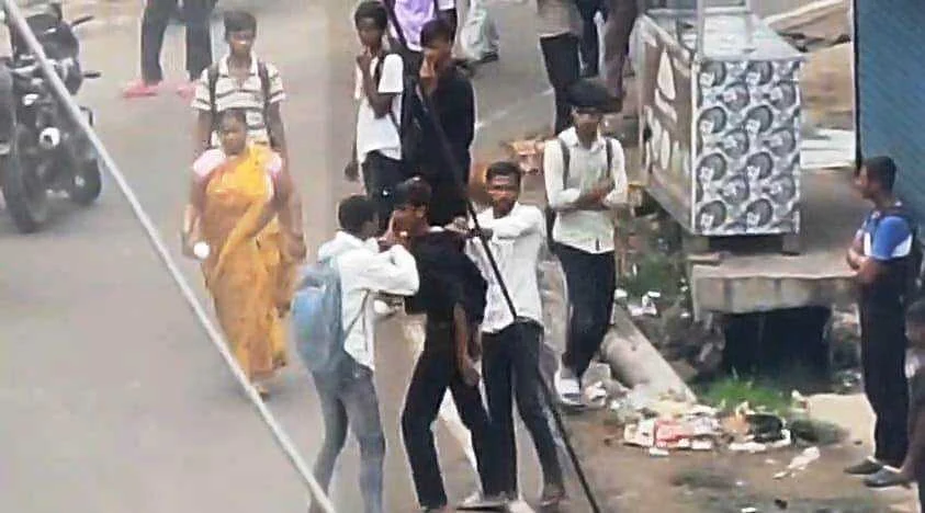 नालंदा: सरेआम बीच सड़क पर हुई छात्र की पिटाई,पिटाई के दौरान राहगीर बने मुकदर्शक 5