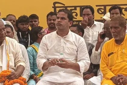 नालंदा: एकंगरसराय में जन सुराज की बदलाव सभा में उमड़ा जनसैलाब,प्रशांत किशोर का बड़ा हमला कहा, नीतीश बांट रहे झूठा नियुक्ति पत्र, जनता देगी विदाई का सर्टिफिकेट 28