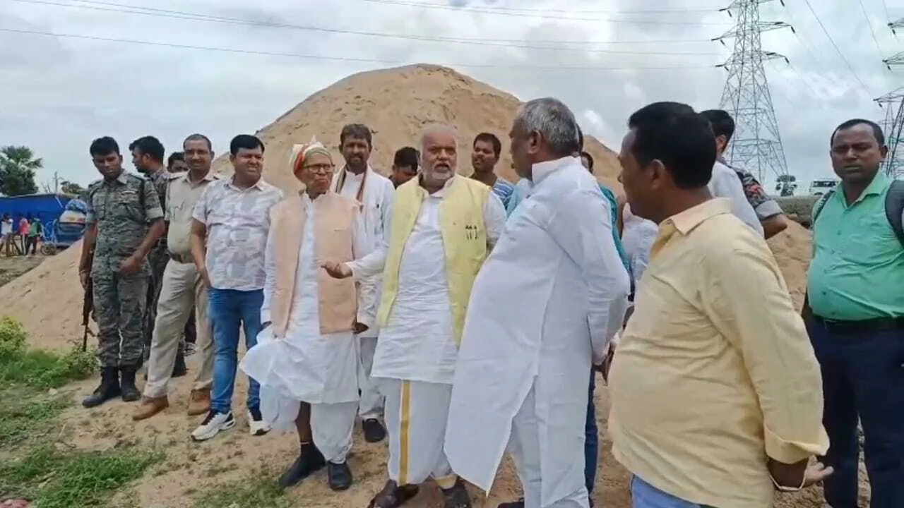 नालंदा: पंचाने नदी पर रिवर फ्रंट निर्माण कार्य का निरीक्षण करने पहुंचे ग्रामीण विकास मंत्री श्रवण कुमार,कार्य में कमी देख भड़के, अधिकारियों को दिए सख्त निर्देश 2