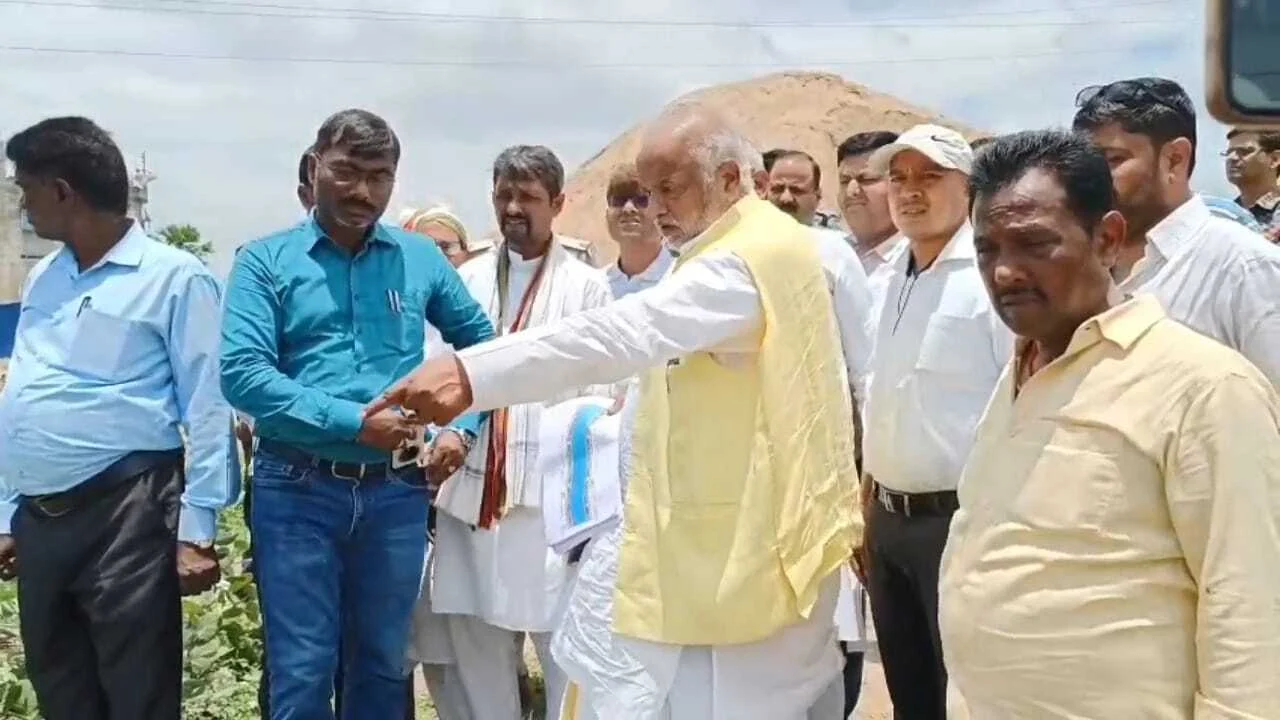 नालंदा: पंचाने नदी पर रिवर फ्रंट निर्माण कार्य का निरीक्षण करने पहुंचे ग्रामीण विकास मंत्री श्रवण कुमार,कार्य में कमी देख भड़के, अधिकारियों को दिए सख्त निर्देश 3