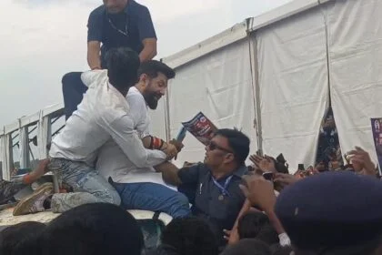 नालंदा: चिराग पासवान के गाड़ी पर चढ़े समर्थक, गाड़ी हुआ क्षतिग्रस्त, पुलिस ने किया हल्का बल प्रयोग 20
