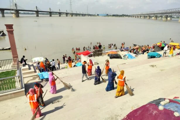 जिला पदाधिकारी बेगूसराय तुषार सिंगला के निर्देश पर श्रावणी मेला को लेकर स्वच्छता कर्मियों द्वारा सिमरिया घाट की गयी सफाई 5
